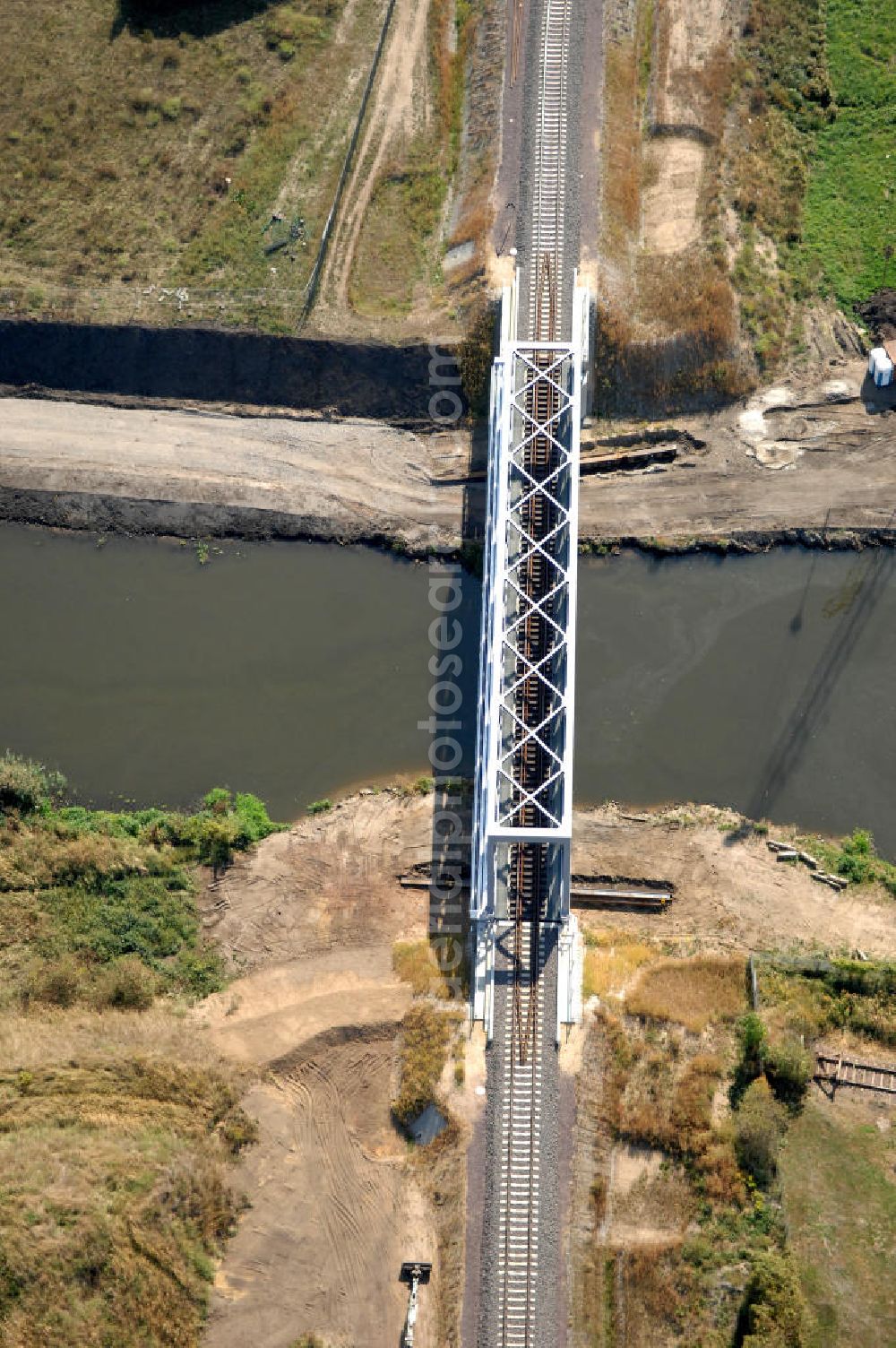 GENTHIN from the bird's eye view: Blick auf die Eisenbahnbrücke Roßdorfer Altkanal B26. Für den Neubau der Brücke wurden vorerst zwei Eisenbahnbrücken abgerissen (B26 und B27). Die Brücke wurde im Jahr 2009 fertiggestellt und auch noch freigegeben, sie überführt den Roßdorfer Altkanal / RAK bei km 0,360. Ein Projekt des WSV: Wasserstraßen-Neubauamt Magdeburg, 39106 Magdeburg, Tel. +49(0)391 535-0, email: wna-magdeburg@wsv.bund.de