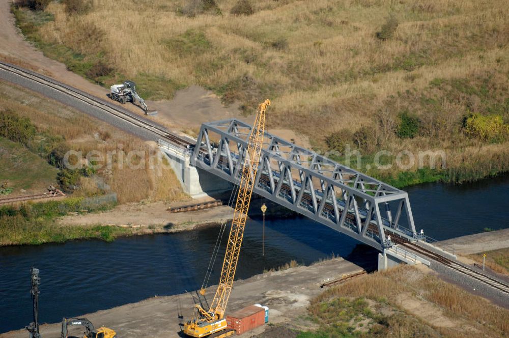 Aerial image GENTHIN - Blick auf die Eisenbahnbrücke Roßdorfer Altkanal B26. Für den Neubau der Brücke wurden vorerst zwei Eisenbahnbrücken abgerissen (B26 und B27). Die Brücke wurde im Jahr 2009 fertiggestellt und auch noch freigegeben, sie überführt den Roßdorfer Altkanal / RAK bei km 0,360. Ein Projekt des WSV: Wasserstraßen-Neubauamt Magdeburg, 39106 Magdeburg, Tel. +49(0)391 535-0, email: wna-magdeburg@wsv.bund.de