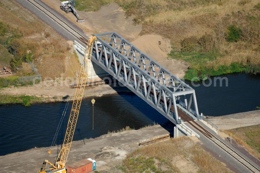 Aerial photograph GENTHIN - Blick auf die Eisenbahnbrücke Roßdorfer Altkanal B26. Für den Neubau der Brücke wurden vorerst zwei Eisenbahnbrücken abgerissen (B26 und B27). Die Brücke wurde im Jahr 2009 fertiggestellt und auch noch freigegeben, sie überführt den Roßdorfer Altkanal / RAK bei km 0,360. Ein Projekt des WSV: Wasserstraßen-Neubauamt Magdeburg, 39106 Magdeburg, Tel. +49(0)391 535-0, email: wna-magdeburg@wsv.bund.de