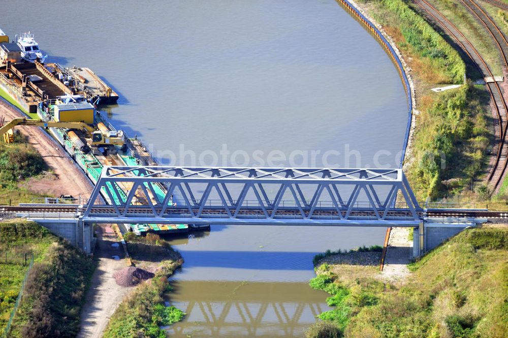 Genthin from the bird's eye view: Blick auf Eisenbahnbrücke Roßdorfer Altkanal B26 in Sachsen-Anhalt. Ein Projekt des WSV, Wasser- und Schifffahrtsverwaltung des Bundes. Railway brige over the Rossdorfer Old Canal in Saxony-Anhalt.