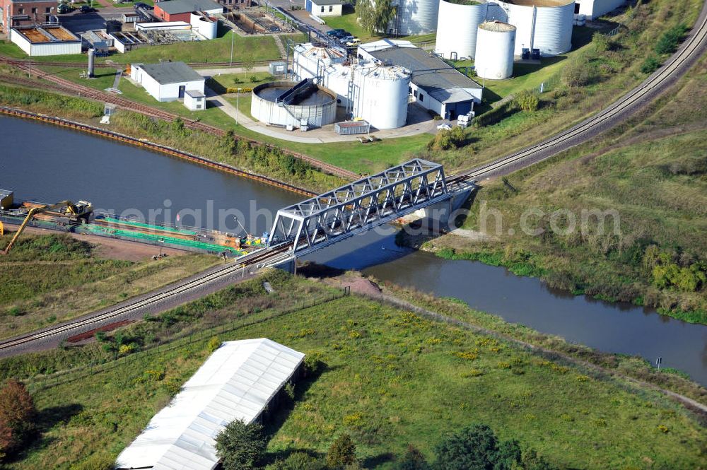 Aerial photograph Genthin - Blick auf Eisenbahnbrücke Roßdorfer Altkanal B26 in Sachsen-Anhalt. Ein Projekt des WSV, Wasser- und Schifffahrtsverwaltung des Bundes. Railway brige over the Rossdorfer Old Canal in Saxony-Anhalt.