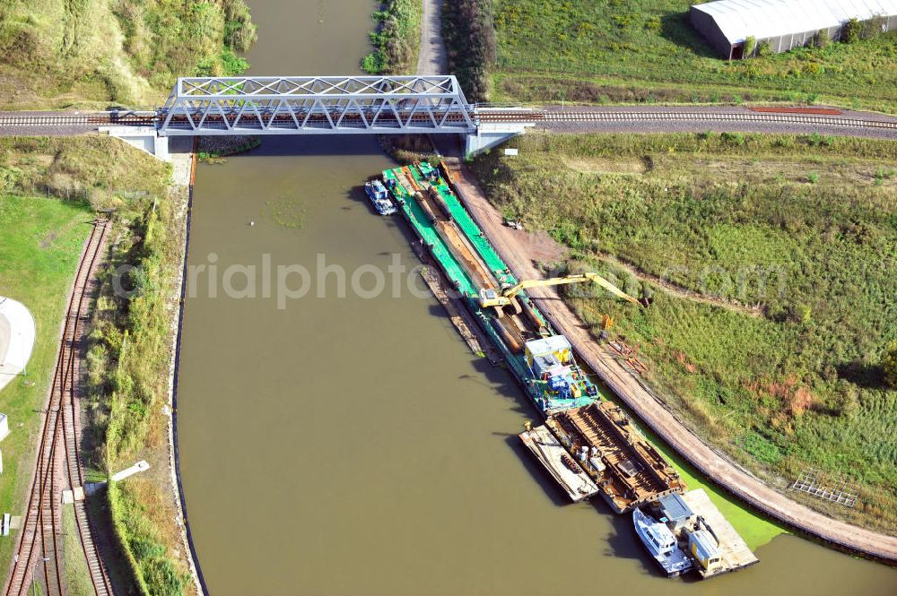 Aerial image Genthin - Blick auf Eisenbahnbrücke Roßdorfer Altkanal B26 in Sachsen-Anhalt. Ein Projekt des WSV, Wasser- und Schifffahrtsverwaltung des Bundes. Railway brige over the Rossdorfer Old Canal in Saxony-Anhalt.