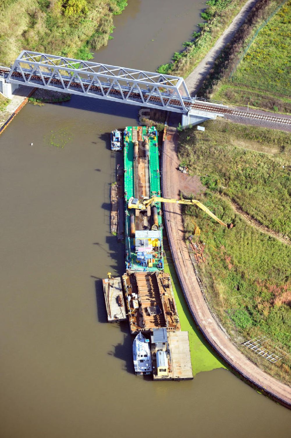 Aerial photograph Genthin - Blick auf Eisenbahnbrücke Roßdorfer Altkanal B26 in Sachsen-Anhalt. Ein Projekt des WSV, Wasser- und Schifffahrtsverwaltung des Bundes. Railway brige over the Rossdorfer Old Canal in Saxony-Anhalt.