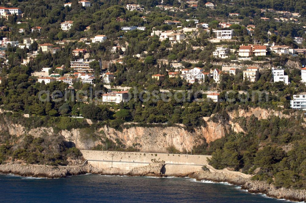 Roquebrune-Cap-Martin from above - Blick auf ein Wohngebiet an der Escalier des Revelly in Roquebrune-Cap-Martin. Roquebrune-Cap-Martin ist eine französische Gemeinde, die zwischen Monaco und Menton an der Cote d' Azur liegt. Das eigentliche Dorf befindet sich auf einer Höhe von 225 m, vor einer Bergkulisse, die durch den Mont Agel dominiert wird. Ein Teil der Stadtgrenze ist gleichzeitig die Staatsgrenze zum Fürstentum Monaco.