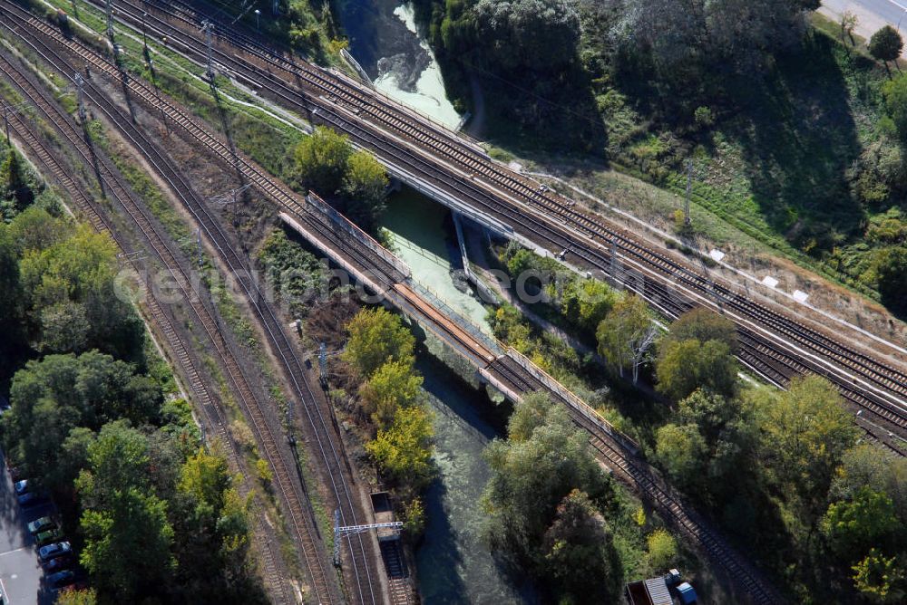 Königs Wusterhausen from the bird's eye view: Blick auf die Eisenbahnbrücken von Königs Wusterhausen in Brandenburg. Die Brücken ermöglichen den Zügen die Überquerung des Flusses Dahme. Zwei der Bahngleisen führen zum Binnenhafen von Königs Wusterhausen und sorgen somit für optimale Transportbedingungen des Umschlagplatzes. Auf dem Bild zu sehen ist die Zusammenführung der Gleisen.