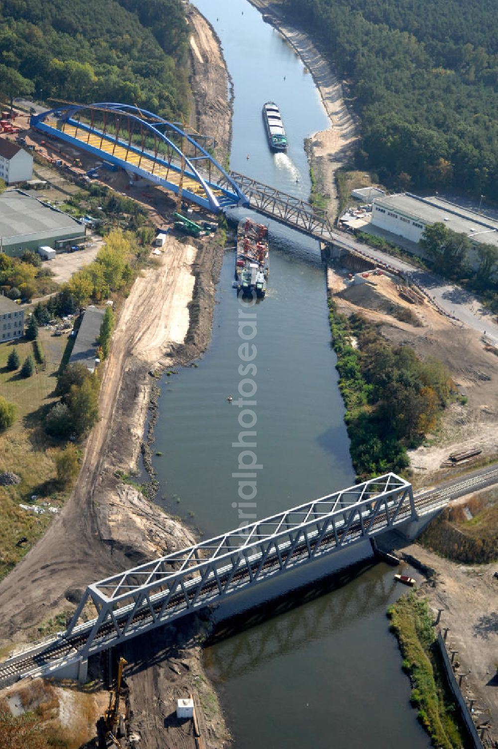 Genthin from above - Blick auf die Eisenbahnbrücke Genthin-Jerichow B15 und die im Bau befindliche Friedensbrücke / Brücke des Friedens B16. Die Brücken überführen den Elbe-Havel-Kanal bei km 364,021 (B15) und bei km 364,229 (B16). Ein Projekt des WSV: Wasserstraßen-Neubauamt Magdeburg, 39106 Magdeburg, Tel. +49(0)391 535-0, email: wna-magdeburg@wsv.bund.de