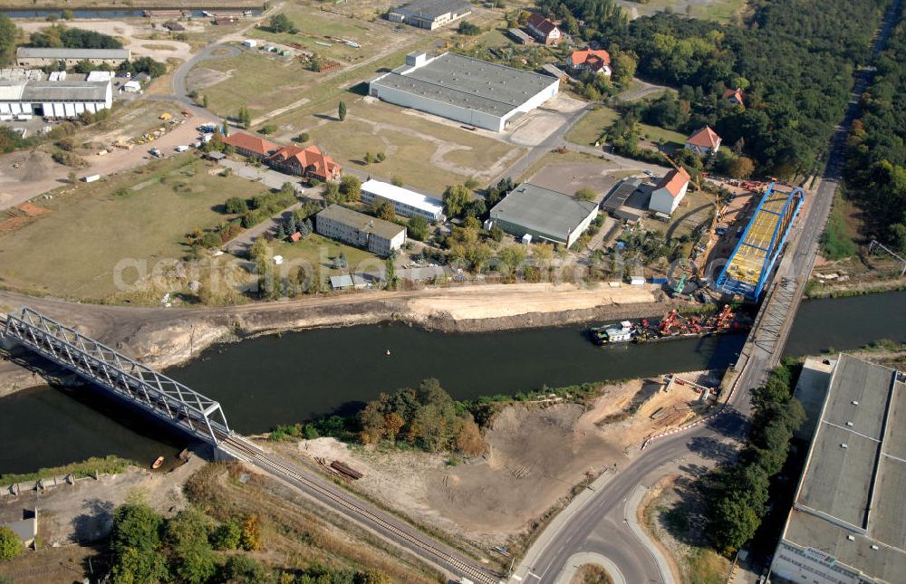 Genthin from the bird's eye view: Blick auf die Eisenbahnbrücke Genthin-Jerichow B15 und die im Bau befindliche Friedensbrücke / Brücke des Friedens B16. Die Brücken überführen den Elbe-Havel-Kanal bei km 364,021 (B15) und bei km 364,229 (B16). Ein Projekt des WSV: Wasserstraßen-Neubauamt Magdeburg, 39106 Magdeburg, Tel. +49(0)391 535-0, email: wna-magdeburg@wsv.bund.de