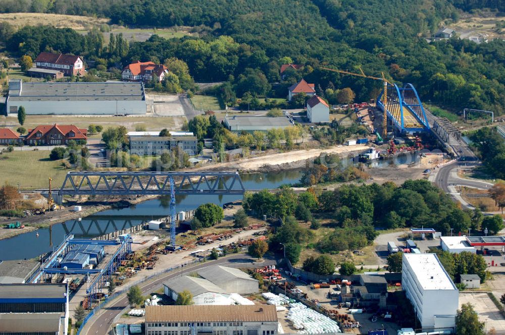 Aerial image Genthin - Blick auf die Eisenbahnbrücke Genthin-Jerichow B15 und die im Bau befindliche Friedensbrücke / Brücke des Friedens B16. Die Brücken überführen den Elbe-Havel-Kanal bei km 364,021 (B15) und bei km 364,229 (B16). Ein Projekt des WSV: Wasserstraßen-Neubauamt Magdeburg, 39106 Magdeburg, Tel. +49(0)391 535-0, email: wna-magdeburg@wsv.bund.de