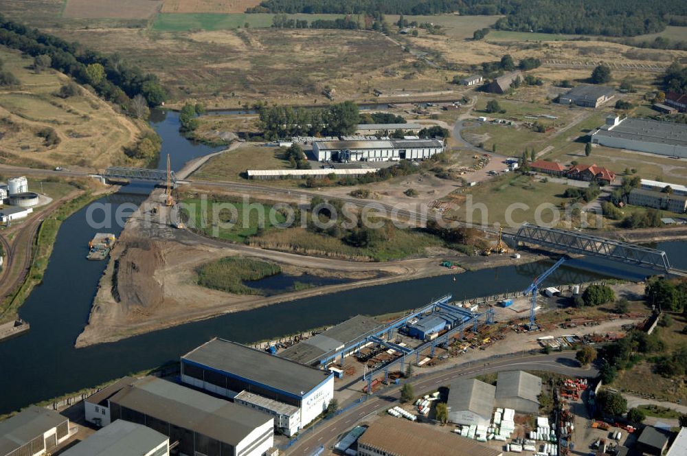 GENTHIN from above - Blick auf die Eisenbahnbrücke Roßdorfer Altkanal B26 und die Eisenbahnbrücke Genthin-Jerichow B15. Für den Neubau der Brücke B26 wurden vorerst zwei Eisenbahnbrücken abgerissen (B26 und B27). Die B26 überführt den Roßdorfer Altkanal / RAK bei km 0,360 und die B15 überführt den Elbe-Havel-Kanal bei km 364,021. Ein Projekt des WSV: Wasserstraßen-Neubauamt Magdeburg, 39106 Magdeburg, Tel. +49(0)391 535-0, email: wna-magdeburg@wsv.bund.de