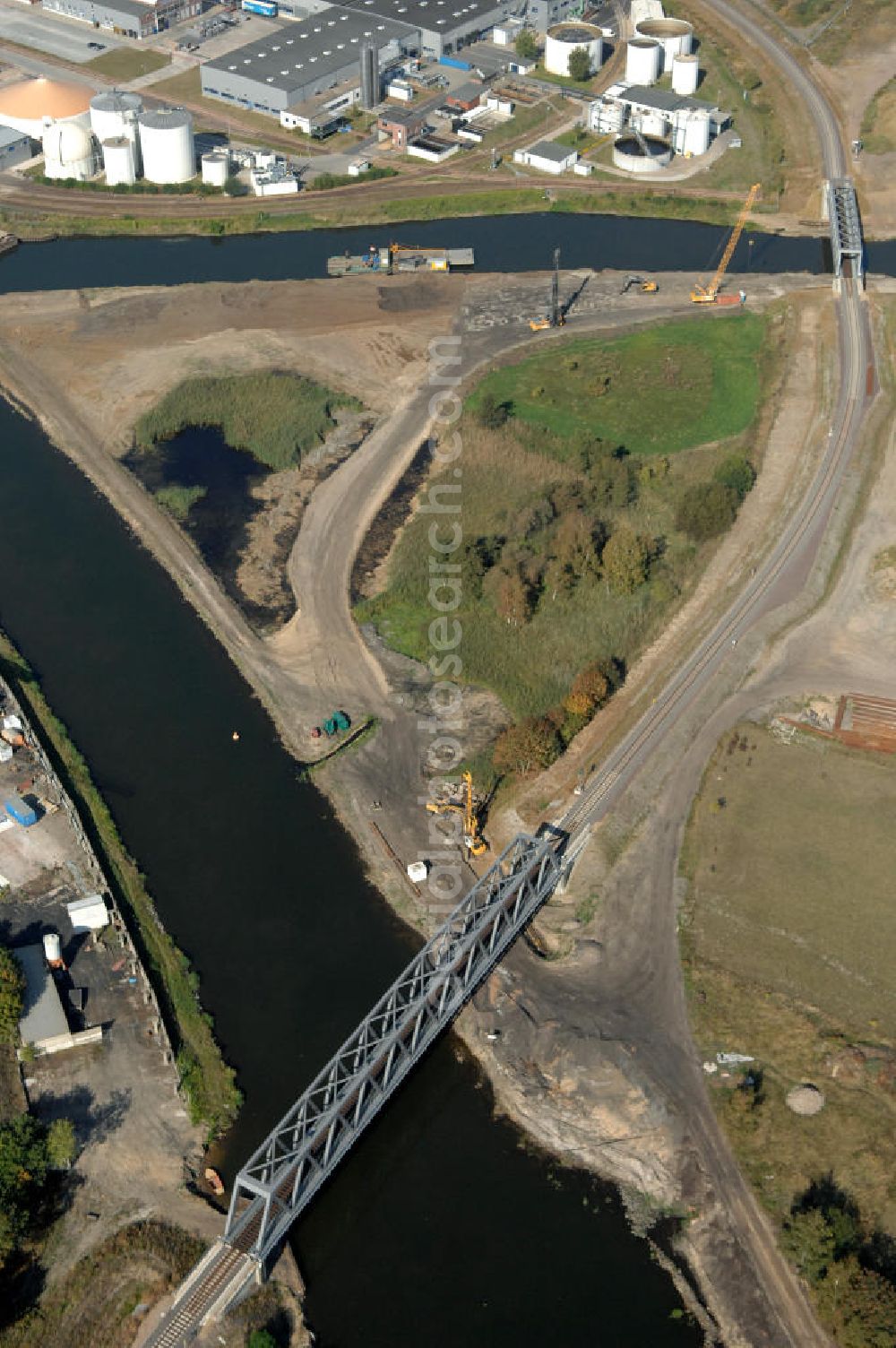 Aerial image GENTHIN - Blick auf die Eisenbahnbrücke Roßdorfer Altkanal B26 und die Eisenbahnbrücke Genthin-Jerichow B15. Für den Neubau der Brücke B26 wurden vorerst zwei Eisenbahnbrücken abgerissen (B26 und B27). Die B26 überführt den Roßdorfer Altkanal / RAK bei km 0,360 und die B15 überführt den Elbe-Havel-Kanal bei km 364,021. Ein Projekt des WSV: Wasserstraßen-Neubauamt Magdeburg, 39106 Magdeburg, Tel. +49(0)391 535-0, email: wna-magdeburg@wsv.bund.de