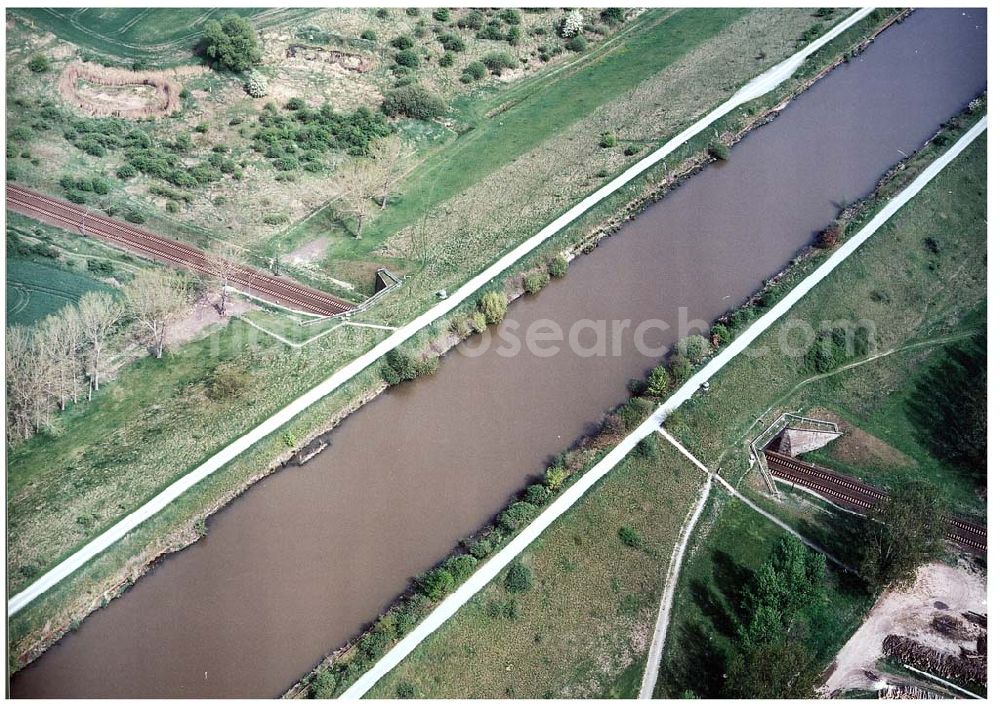 Aerial image Hohenwarthe - Eisenbahndurchführung am Mittellandkanal an der Doppelsparschleuse Hohenwarthe am Wasserstraßenkreuz Magdeburg.