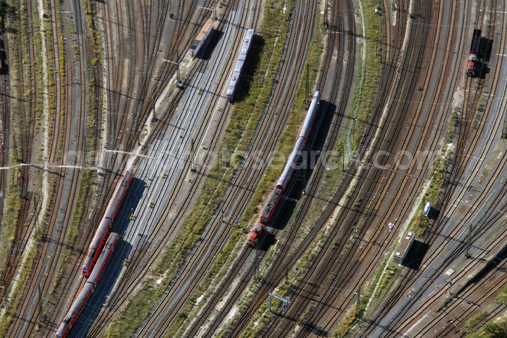 Aerial photograph Leipzig - Blick auf einen Eisenbahnknotenpunkt vor dem Leipziger Hauptbahnhof. Dieser Knotenpunkt befindet sich unmittelbar vor der Einfahrt in den Leipziger Hauptbahnhof. Neben verschiedenen Abstellgleisen, bzw. Wartegleisen, treffen Gleisen aus den unterschiedlichen Richtungen zusammen.