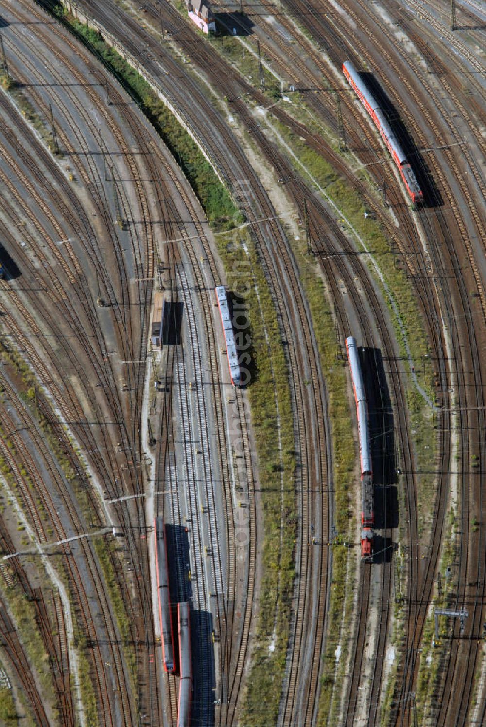 Leipzig from above - Blick auf einen Eisenbahnknotenpunkt vor dem Leipziger Hauptbahnhof. Dieser Knotenpunkt befindet sich unmittelbar vor der Einfahrt in den Leipziger Hauptbahnhof. Neben verschiedenen Abstellgleisen, bzw. Wartegleisen, treffen Gleisen aus den unterschiedlichen Richtungen zusammen.