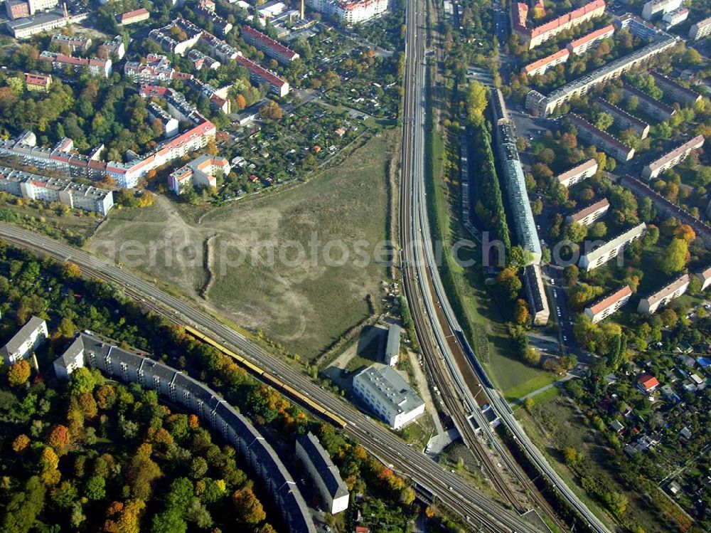 Aerial image Berlin- Pankow - 20.10.2004 Blick auf das Eisenbahnkreuz an der Brehmestr. in Berlin-Pankow.