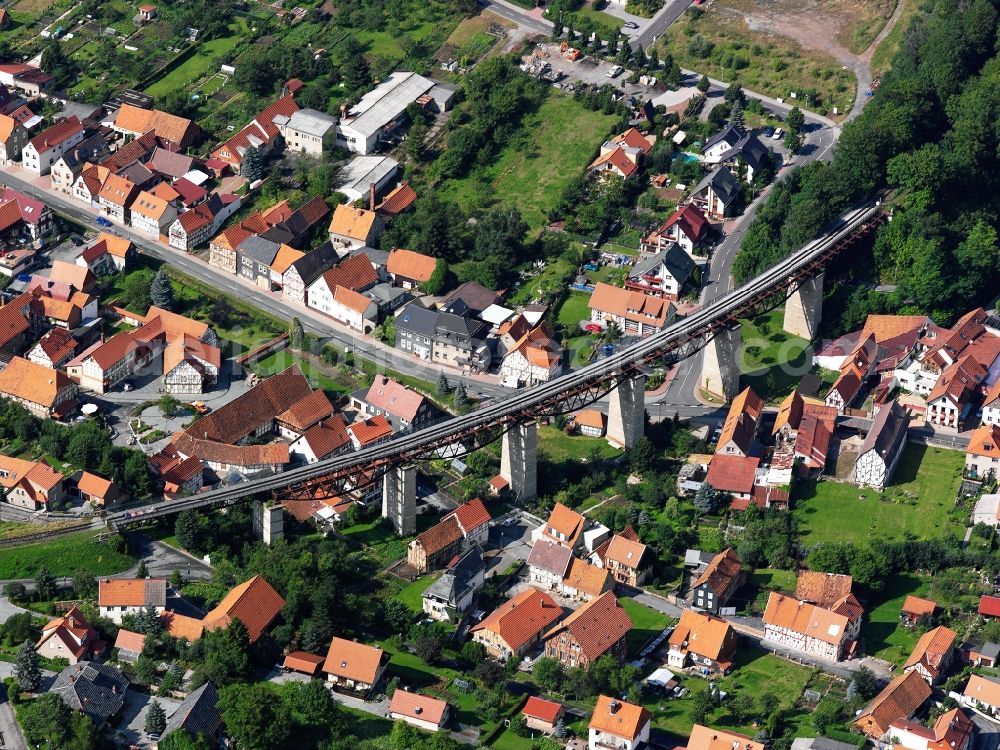 Aerial photograph Lengenfeld unterm Stein - Railroad viaduct in Lengenfeld unterm Stein in the state of Thuringia. The viaduct crosses the village with a length of 237m and is 24m high. The bridge has not been used since 1992 but is a listed memorial of traffic history