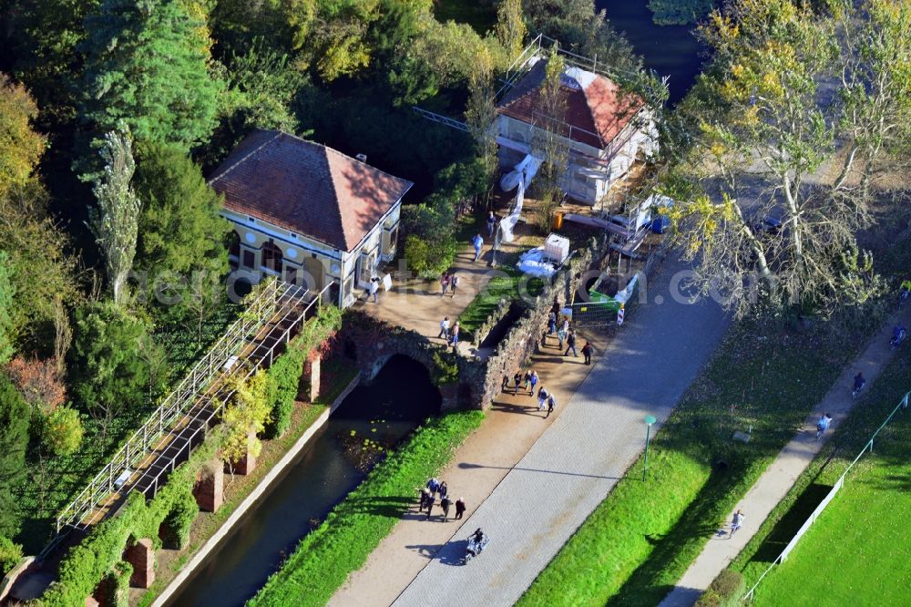 Wörlitz from the bird's eye view: Eisenhart Palais and terraces at the Rousseau Island in Woerlitz in Saxony-Anhalt