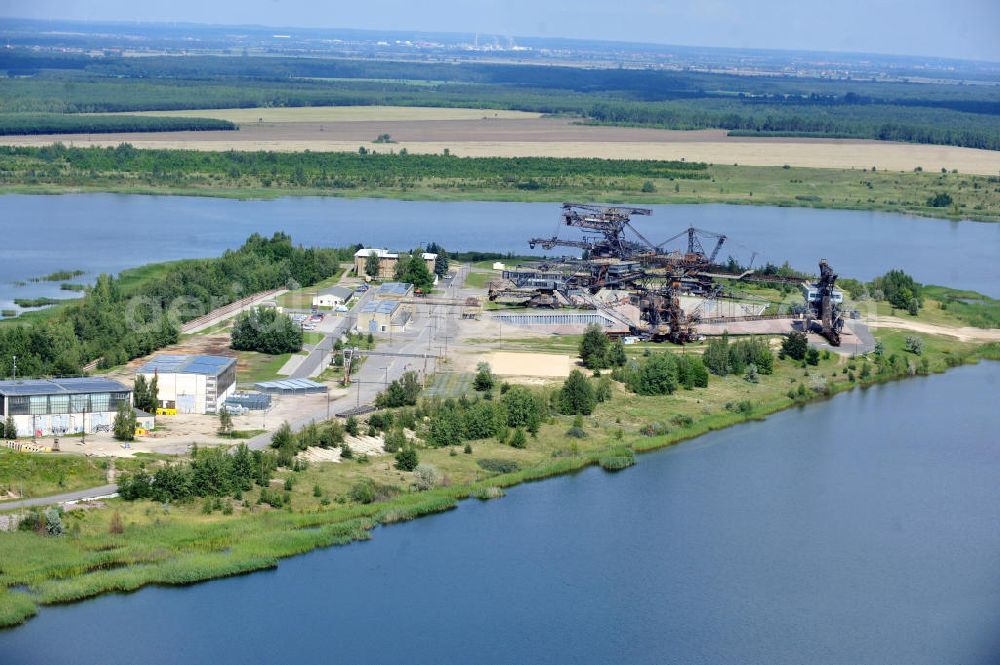 Gräfenhainichen from the bird's eye view: Die Eisenstadt Ferropolis entstand aus den Überresten des Braunkohle Tagebaus Golpa-Nord. Der Tagebau wurde geflutet. Einige Braunkohlebagger erinnern an den Tagebau. Heute finden in Ferropolis Festivals, Konzerte und an dere Veranstaltungen statt.Außerdem beherbergt die Halbinsel ein Museum. Ferropolis, called City of Metal. It is situated on the area of the former opencast mining Golpa-Nord. The opencast mining got flooded. Some of the huge excavators are situatet on the area. Today festivals, concerts and other events take place there. There also is a museum.