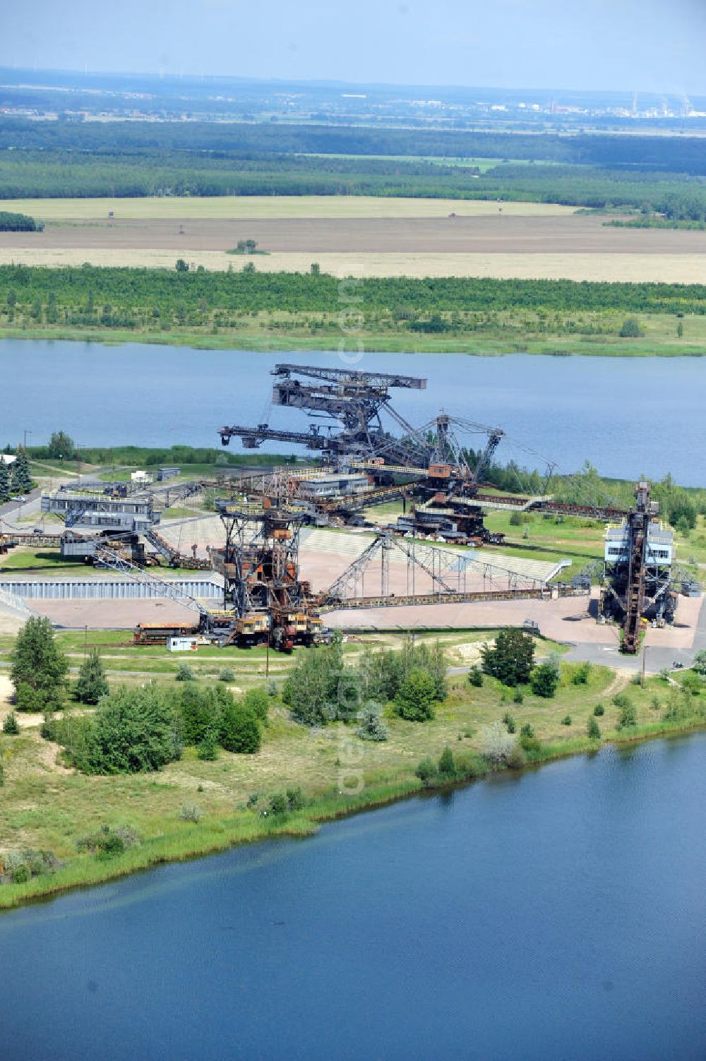 Gräfenhainichen from above - Die Eisenstadt Ferropolis entstand aus den Überresten des Braunkohle Tagebaus Golpa-Nord. Der Tagebau wurde geflutet. Einige Braunkohlebagger erinnern an den Tagebau. Heute finden in Ferropolis Festivals, Konzerte und an dere Veranstaltungen statt.Außerdem beherbergt die Halbinsel ein Museum. Ferropolis, called City of Metal. It is situated on the area of the former opencast mining Golpa-Nord. The opencast mining got flooded. Some of the huge excavators are situatet on the area. Today festivals, concerts and other events take place there. There also is a museum.