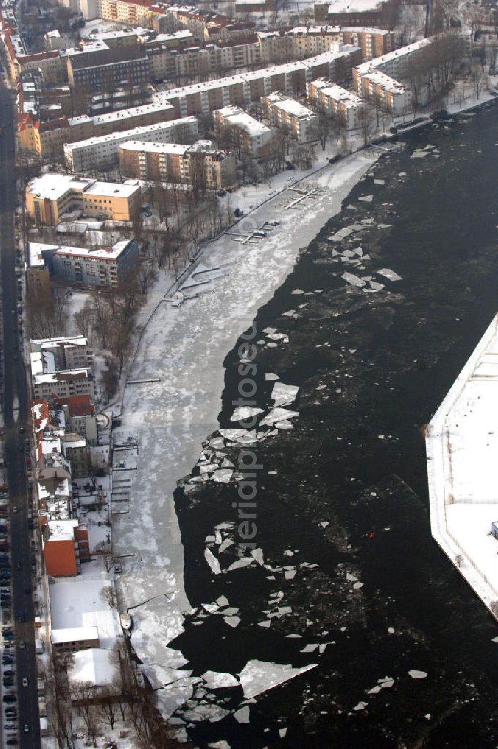 Aerial image Berlin - Blick auf die winterliche Spree mit Eisschollen in Berlin-Niederschöneweide. View onto the winterly river Spree with ice floes in Berlin-Schöneweide.