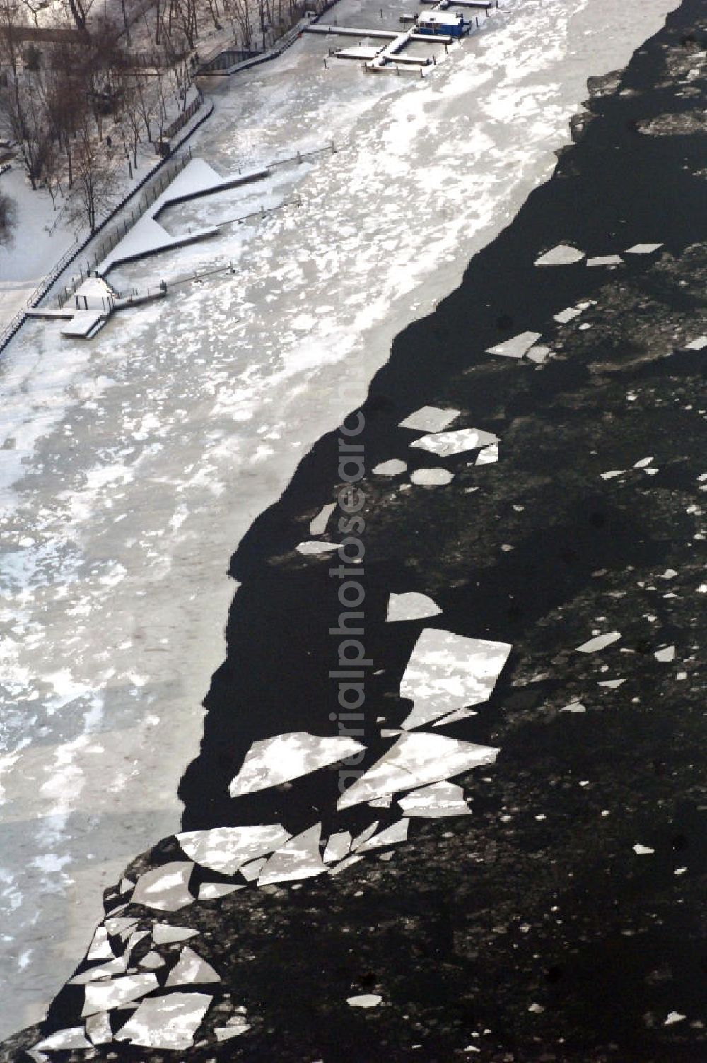 Aerial photograph Berlin - Blick auf die winterliche Spree mit Eisschollen in Berlin-Niederschöneweide. View onto the winterly river Spree with ice floes in Berlin-Schöneweide.