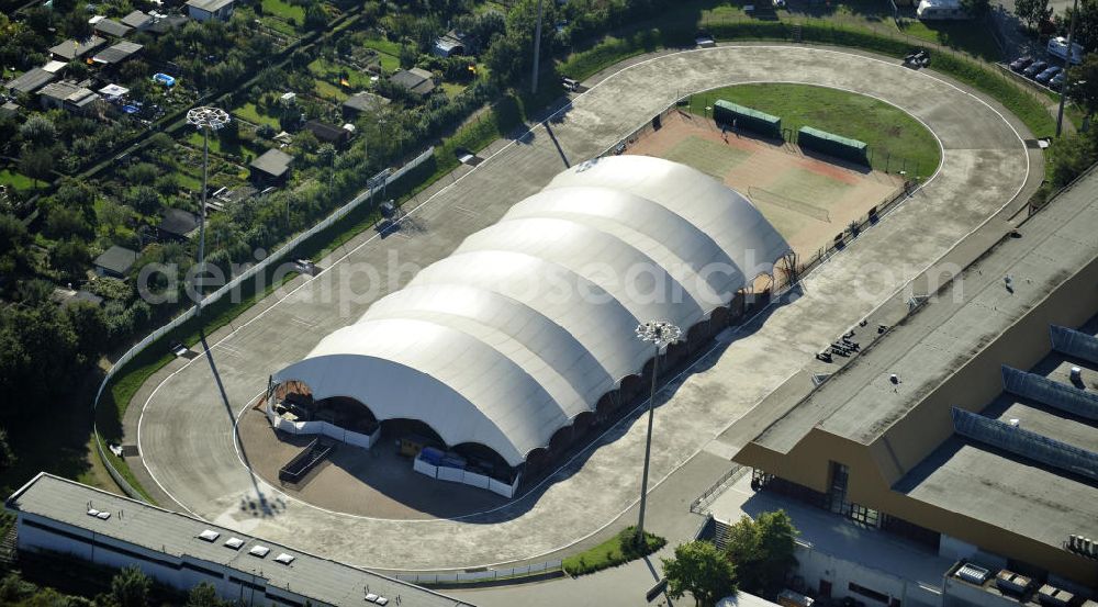 Frankfurt am Main from above - Außenbahn mit integrierter Tennisanlage der Eissporthalle Frankfurt am Bornheimer Hang / Ratsweg in Frankfurt Bornheim in Hessen. Flank with integrated tennis court of the indoor ice rink Eissporthalle Frankfurt at the street Bornheimer Hang / Ratsweg in Frankfurt-Bornheim in Hessen.