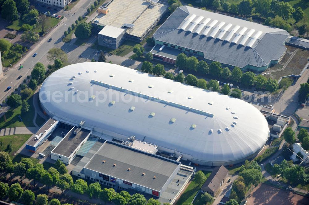 Aerial image Erfurt - Blick auf das Eissportzentrum ( die Gunda-Niemann-Stirnemann-Halle) und die Leichtathletikhalle. Die Halle wurde 2001 eröffnet und bietet Platz für 4000 Zuschauer. Ice sports center (Gunda-Niemann-Stirnemann-arena) in Erfurt.