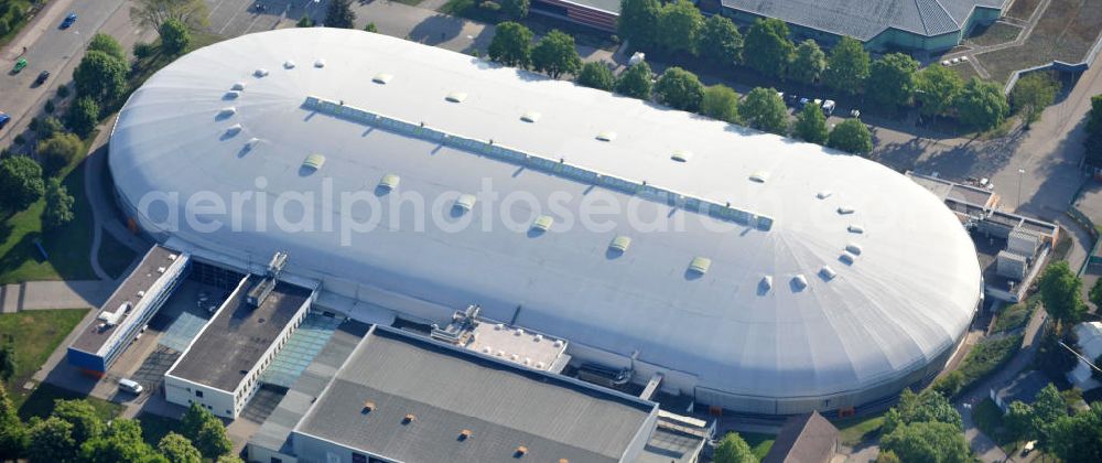 Aerial photograph Erfurt - Blick auf das Eissportzentrum ( die Gunda-Niemann-Stirnemann-Halle) und die Leichtathletikhalle. Die Halle wurde 2001 eröffnet und bietet Platz für 4000 Zuschauer. Ice sports center (Gunda-Niemann-Stirnemann-arena) in Erfurt.