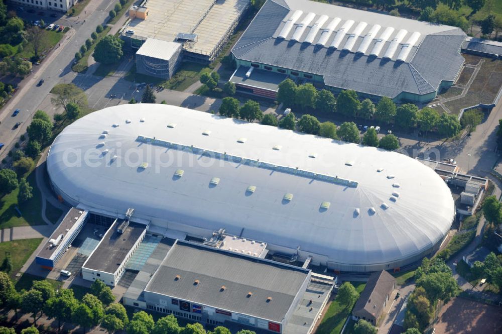 Erfurt from above - Blick auf das Eissportzentrum ( die Gunda-Niemann-Stirnemann-Halle) und die Leichtathletikhalle. Die Halle wurde 2001 eröffnet und bietet Platz für 4000 Zuschauer. Ice sports center (Gunda-Niemann-Stirnemann-arena) in Erfurt.