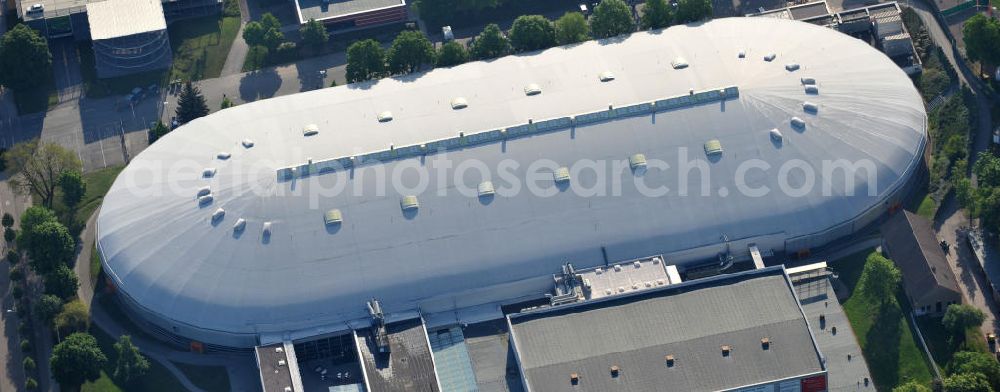 Erfurt from the bird's eye view: Blick auf das Eissportzentrum ( die Gunda-Niemann-Stirnemann-Halle) und die Leichtathletikhalle. Die Halle wurde 2001 eröffnet und bietet Platz für 4000 Zuschauer. Ice sports center (Gunda-Niemann-Stirnemann-arena) in Erfurt.