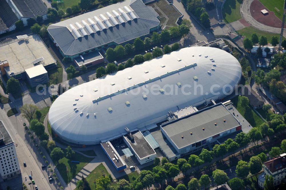 Aerial image Erfurt - Blick auf das Eissportzentrum ( die Gunda-Niemann-Stirnemann-Halle) und die Leichtathletikhalle. Die Halle wurde 2001 eröffnet und bietet Platz für 4000 Zuschauer. Ice sports center (Gunda-Niemann-Stirnemann-arena) in Erfurt.