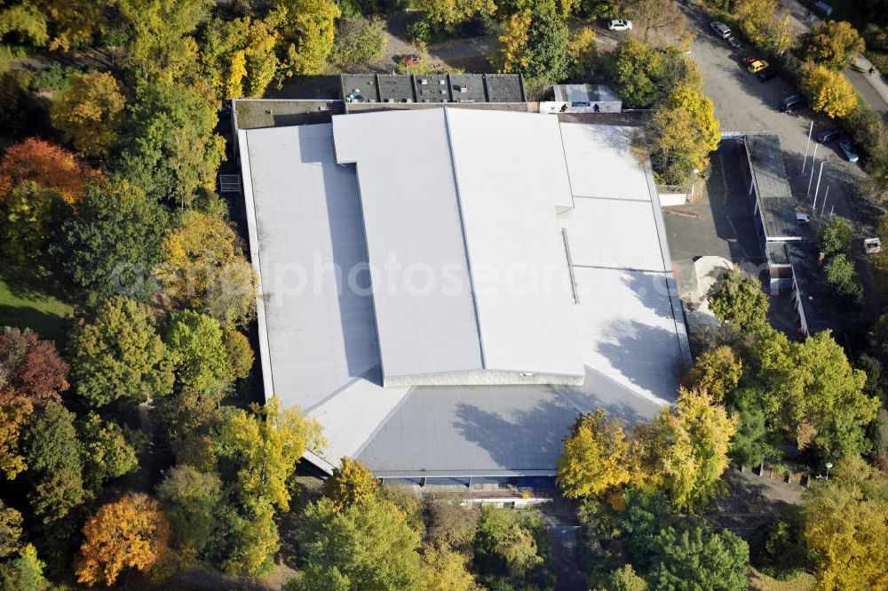 Mannheim from above - Blick auf das ehemalige Eisstadion am Friedrichspark in Mannheim. Das Stadion wurde 1939 eröffnet und war bis 2005 Heimspielort der Adler Mannheim aus der Deutschen Eishockey Liga. Heute wird die Halle von verschiedenen Inlinehockey-Vereinen genutzt. View to the former Ice stadium at the Friedrichspark in Mannheim.