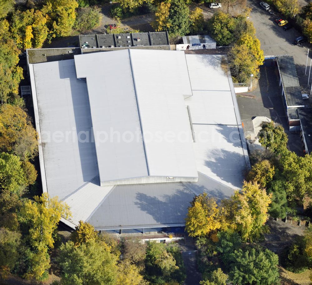 Mannheim from the bird's eye view: Blick auf das ehemalige Eisstadion am Friedrichspark in Mannheim. Das Stadion wurde 1939 eröffnet und war bis 2005 Heimspielort der Adler Mannheim aus der Deutschen Eishockey Liga. Heute wird die Halle von verschiedenen Inlinehockey-Vereinen genutzt. View to the former Ice stadium at the Friedrichspark in Mannheim.