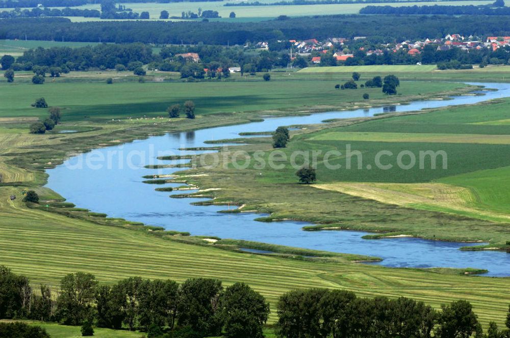 Pretzsch from the bird's eye view: Blick auf die Elbe auf Höhe der Stadt Pretzsch. In Pretzsch beginnt der Teilbereich Mittelelbe des Biosphärenreservats Flusslandschaft Elbe, einem länderübergreifenden Schutzgebiet. Es reicht bis zur Elbemündung in die Nordsee. Die Elbe ist ein mitteleuropäischer Strom, der in Tschechien entspringt, durch Deutschland fließt und in die Nordsee mündet. Sie ist der einzige Fluss, der das von Mittelgebirgen umschlossene Böhmen zur Nordsee hin entwässert. Zu bekannten Gewässern ihres Einzugsgebiets gehören die Moldau, die Spree und die Saale sowie die Müritz. Im Oberlauf durch die Mittelgebirge geprägt, folgt sie im weiteren Verlauf zwei Urstromtälern des Norddeutschen Tieflands.