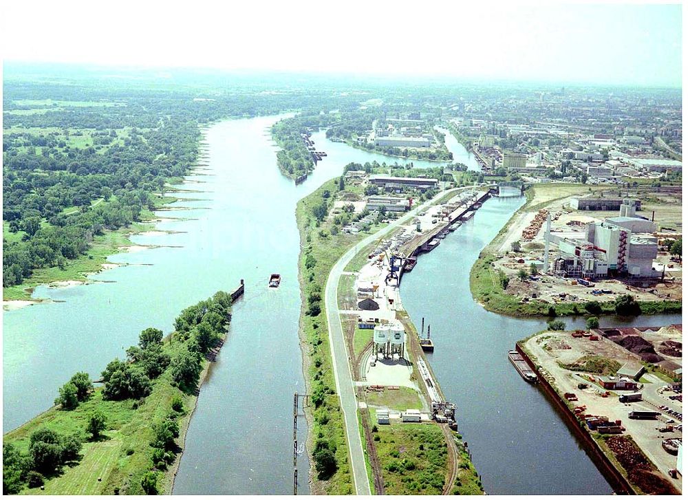 Magdeburg from the bird's eye view: 30.7.2004, Elbe-Abstiegskanal vom Wasserstrassenkreuz Magdeburg zum Binnenhafen Magdeburg