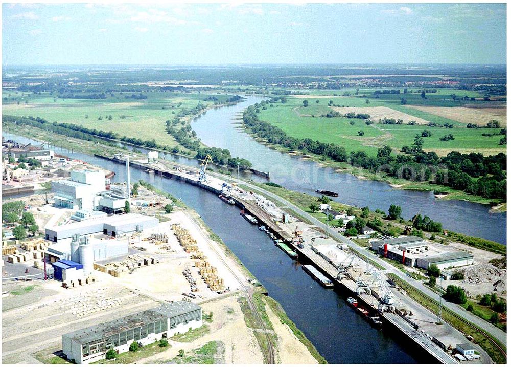 Magdeburg from above - 30.7.2004, Elbe-Abstiegskanal vom Wasserstrassenkreuz Magdeburg zum Binnenhafen Magdeburg