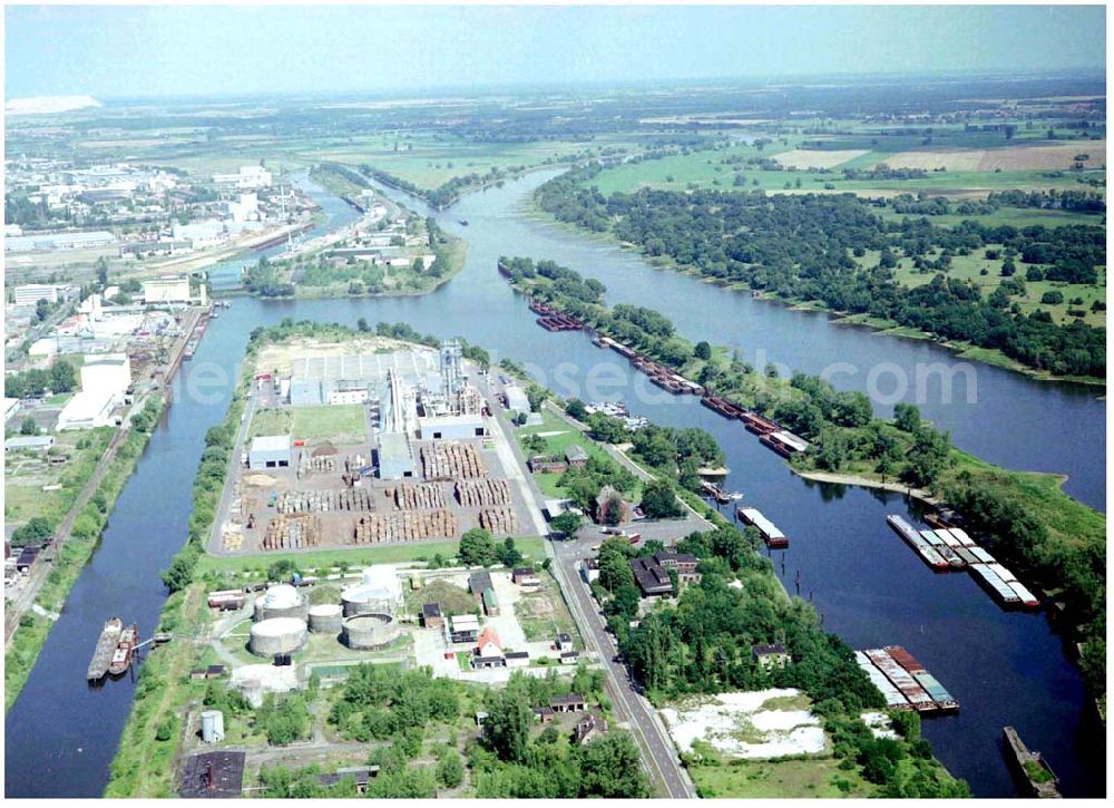 Aerial photograph Magdeburg - 30.7.2004, Elbe-Abstiegskanal vom Wasserstrassenkreuz Magdeburg zum Binnenhafen Magdeburg