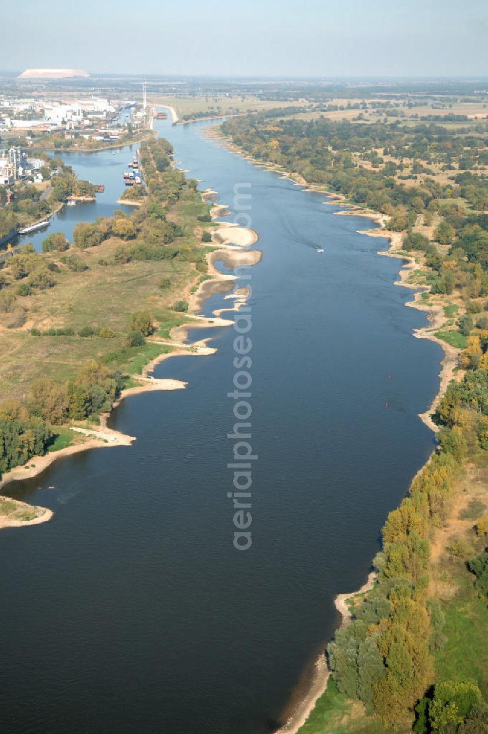 Aerial image Magdeburg - Blick auf den Elbe-Abstiegskanal, der den Magdeburger Binnen- Hafen mit der Schleuse Rothensee und dem Mittellandkanal verbindet, wird ausgebaut. Die Bauvorhaben unterstützen die Bestrebungen der Magdeburger Hafengesellschaft, den größten Binnenhafen Mitteldeutschlands zu einer Drehscheibe des internationalen Schiffstransports zu machen. Kontakt WSV: Wasserstraßen-Neubauamt Magdeburg, 39106 Magdeburg, Tel. +49(0)391 535-0, email: wna-magdeburg@wsv.bund.de