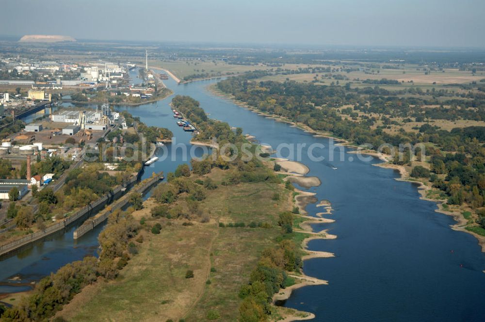 Magdeburg from above - Blick auf den Elbe-Abstiegskanal, der den Magdeburger Binnen- Hafen mit der Schleuse Rothensee und dem Mittellandkanal verbindet, wird ausgebaut. Die Bauvorhaben unterstützen die Bestrebungen der Magdeburger Hafengesellschaft, den größten Binnenhafen Mitteldeutschlands zu einer Drehscheibe des internationalen Schiffstransports zu machen. Kontakt WSV: Wasserstraßen-Neubauamt Magdeburg, 39106 Magdeburg, Tel. +49(0)391 535-0, email: wna-magdeburg@wsv.bund.de