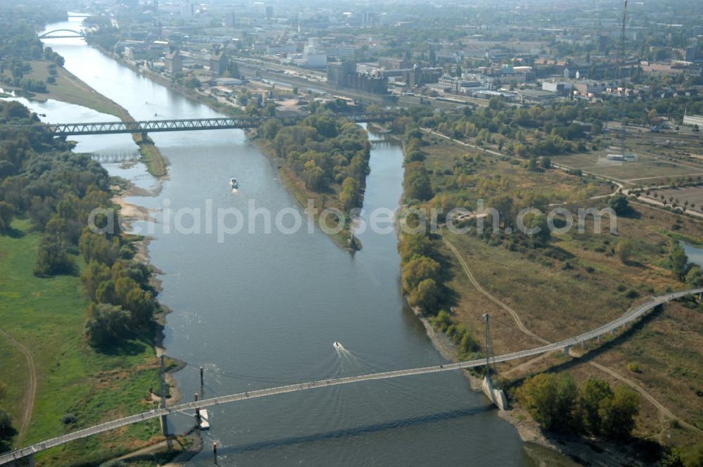 Magdeburg from the bird's eye view: Blick auf den Elbe-Abstiegskanal, der den Magdeburger Binnen- Hafen mit der Schleuse Rothensee und dem Mittellandkanal verbindet, wird ausgebaut. Die Bauvorhaben unterstützen die Bestrebungen der Magdeburger Hafengesellschaft, den größten Binnenhafen Mitteldeutschlands zu einer Drehscheibe des internationalen Schiffstransports zu machen. Kontakt WSV: Wasserstraßen-Neubauamt Magdeburg, 39106 Magdeburg, Tel. +49(0)391 535-0, email: wna-magdeburg@wsv.bund.de