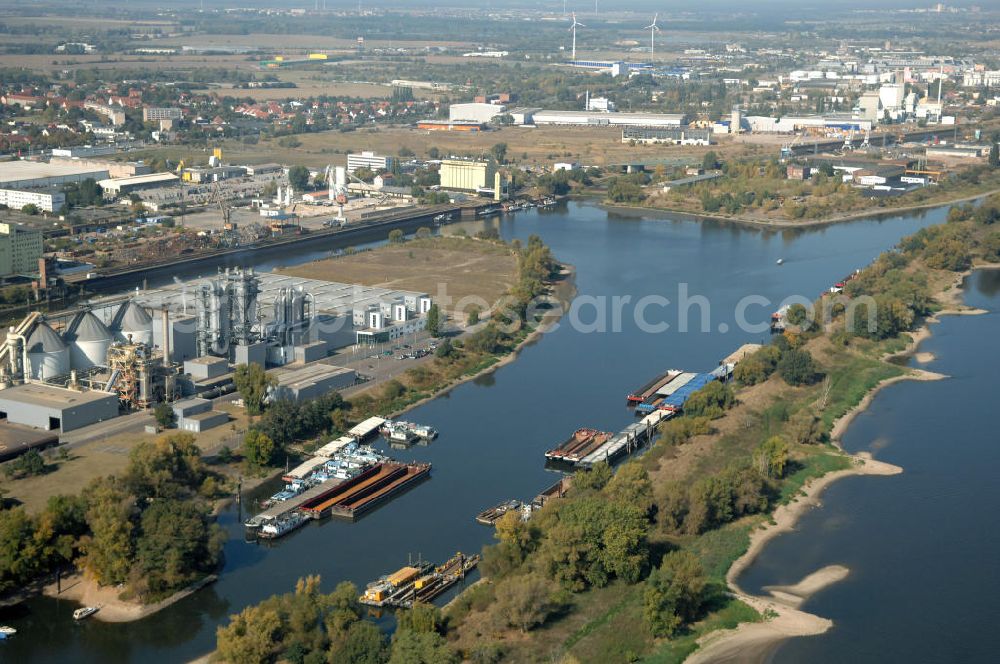 Aerial image Magdeburg - Blick auf den Elbe-Abstiegskanal, der den Magdeburger Binnen- Hafen mit der Schleuse Rothensee und dem Mittellandkanal verbindet, wird ausgebaut. Die Bauvorhaben unterstützen die Bestrebungen der Magdeburger Hafengesellschaft, den größten Binnenhafen Mitteldeutschlands zu einer Drehscheibe des internationalen Schiffstransports zu machen. Kontakt WSV: Wasserstraßen-Neubauamt Magdeburg, 39106 Magdeburg, Tel. +49(0)391 535-0, email: wna-magdeburg@wsv.bund.de