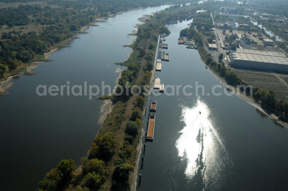 Magdeburg from above - Blick auf den Elbe-Abstiegskanal, der den Magdeburger Binnen- Hafen mit der Schleuse Rothensee und dem Mittellandkanal verbindet, wird ausgebaut. Die Bauvorhaben unterstützen die Bestrebungen der Magdeburger Hafengesellschaft, den größten Binnenhafen Mitteldeutschlands zu einer Drehscheibe des internationalen Schiffstransports zu machen. Kontakt WSV: Wasserstraßen-Neubauamt Magdeburg, 39106 Magdeburg, Tel. +49(0)391 535-0, email: wna-magdeburg@wsv.bund.de