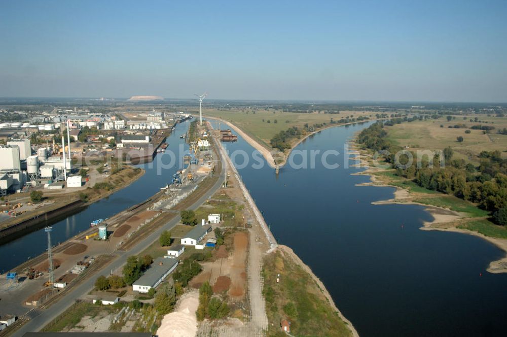 Magdeburg from the bird's eye view: Blick auf den Elbe-Abstiegskanal, der den Magdeburger Binnen- Hafen mit der Schleuse Rothensee und dem Mittellandkanal verbindet, wird ausgebaut. Die Bauvorhaben unterstützen die Bestrebungen der Magdeburger Hafengesellschaft, den größten Binnenhafen Mitteldeutschlands zu einer Drehscheibe des internationalen Schiffstransports zu machen. Kontakt WSV: Wasserstraßen-Neubauamt Magdeburg, 39106 Magdeburg, Tel. +49(0)391 535-0, email: wna-magdeburg@wsv.bund.de