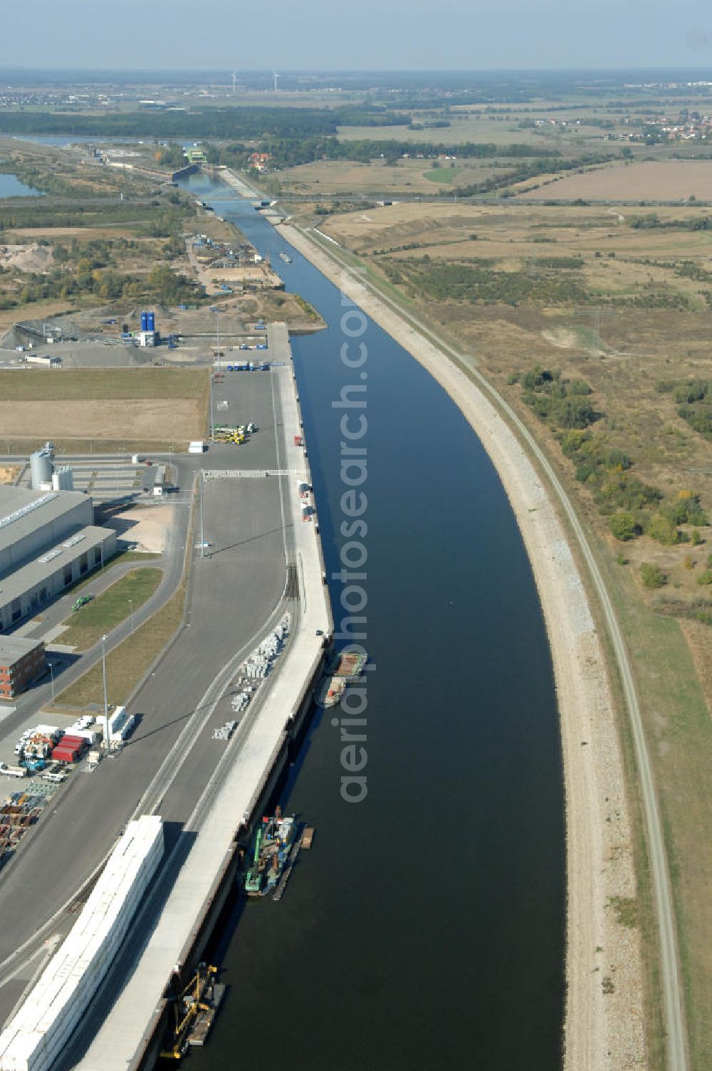 Aerial image MAGDEBURG - Blick auf die Industriegebiete am Ufer des Elbe-Abstiegskanal, der den Magdeburger Binnen- Hafen mit der Schleuse Rothensee und dem Mittellandkanal verbindet: Dieser wird auf breiter Front derzeit ausgebaut. Die Bauvorhaben unterstützen die Bestrebungen der Magdeburger Hafengesellschaft, den größten Binnenhafen Mitteldeutschlands zu einer Drehscheibe des internationalen Schiffstransports zu machen. Kontakt WSV: Wasserstraßen-Neubauamt Magdeburg, 39106 Magdeburg, Tel. +49(0)391 535-0, email: wna-magdeburg@wsv.bund.de