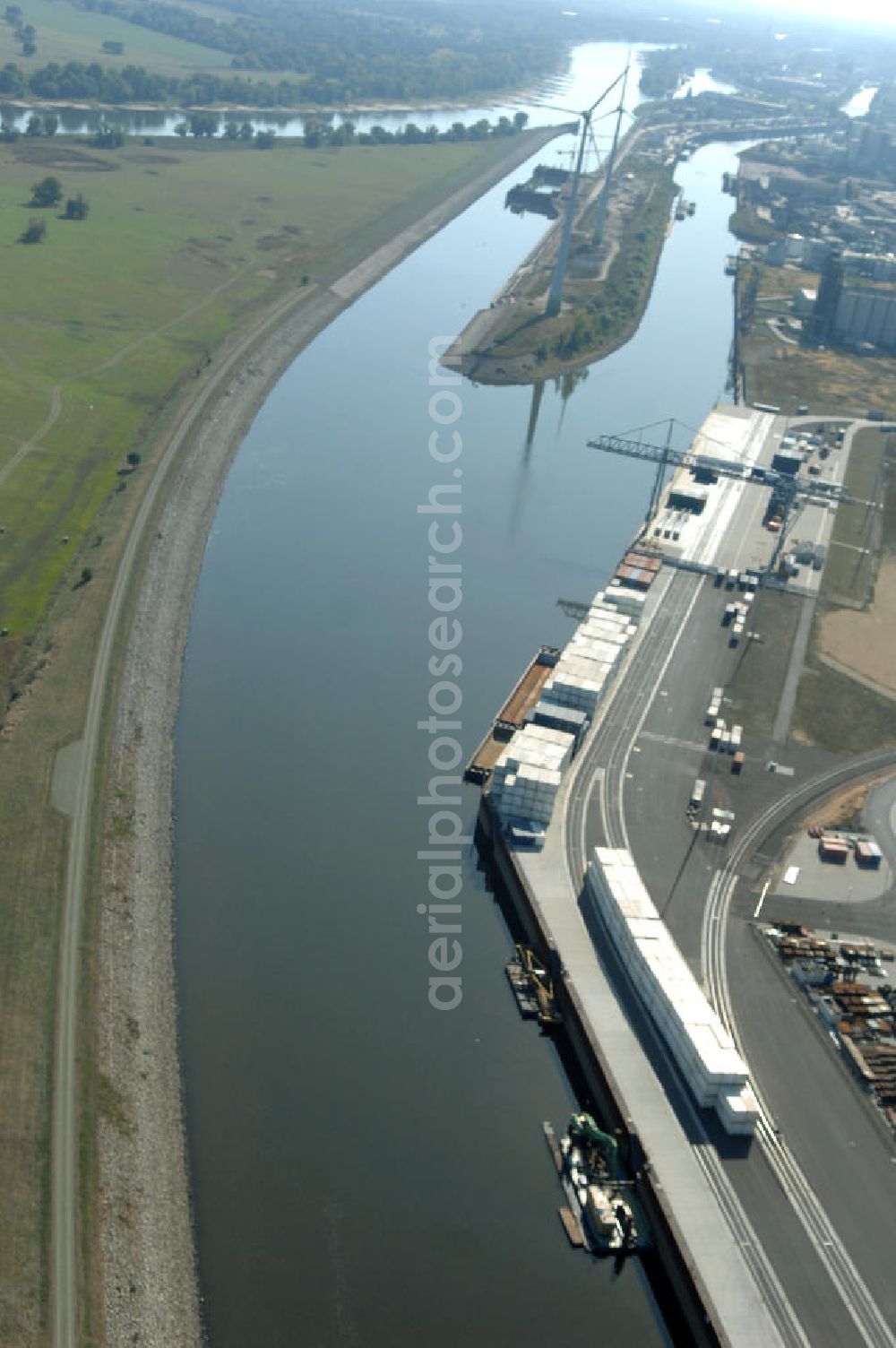 Aerial image MAGDEBURG - Blick auf die Industriegebiete am Ufer des Elbe-Abstiegskanal, der den Magdeburger Binnen- Hafen mit der Schleuse Rothensee und dem Mittellandkanal verbindet: Dieser wird auf breiter Front derzeit ausgebaut. Die Bauvorhaben unterstützen die Bestrebungen der Magdeburger Hafengesellschaft, den größten Binnenhafen Mitteldeutschlands zu einer Drehscheibe des internationalen Schiffstransports zu machen. Kontakt WSV: Wasserstraßen-Neubauamt Magdeburg, 39106 Magdeburg, Tel. +49(0)391 535-0, email: wna-magdeburg@wsv.bund.de