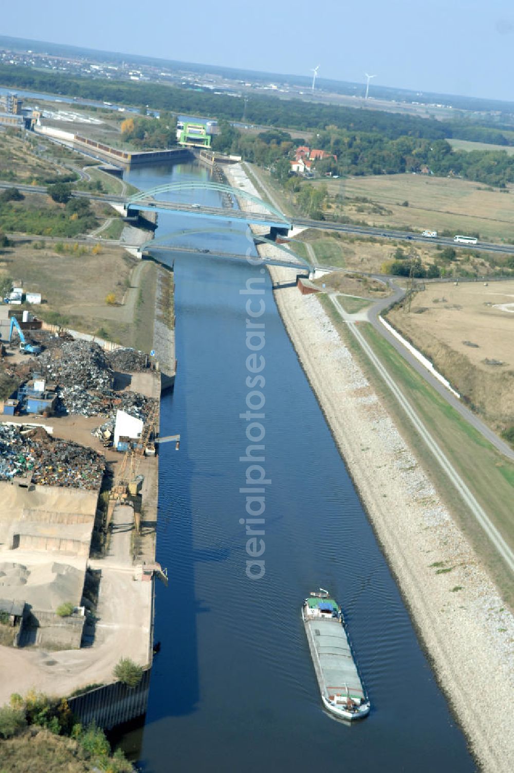 Aerial image MAGDEBURG - Blick auf die Industriegebiete am Ufer des Elbe-Abstiegskanal, der den Magdeburger Binnen- Hafen mit der Schleuse Rothensee und dem Mittellandkanal verbindet: Dieser wird auf breiter Front derzeit ausgebaut. Die Bauvorhaben unterstützen die Bestrebungen der Magdeburger Hafengesellschaft, den größten Binnenhafen Mitteldeutschlands zu einer Drehscheibe des internationalen Schiffstransports zu machen. Kontakt WSV: Wasserstraßen-Neubauamt Magdeburg, 39106 Magdeburg, Tel. +49(0)391 535-0, email: wna-magdeburg@wsv.bund.de