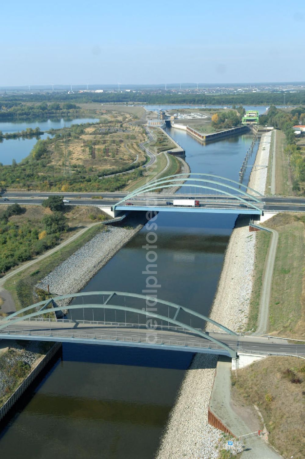 Aerial image MAGDEBURG - Blick auf die Industriegebiete am Ufer des Elbe-Abstiegskanal, der den Magdeburger Binnen- Hafen mit der Schleuse Rothensee und dem Mittellandkanal verbindet: Dieser wird auf breiter Front derzeit ausgebaut. Die Bauvorhaben unterstützen die Bestrebungen der Magdeburger Hafengesellschaft, den größten Binnenhafen Mitteldeutschlands zu einer Drehscheibe des internationalen Schiffstransports zu machen. Kontakt WSV: Wasserstraßen-Neubauamt Magdeburg, 39106 Magdeburg, Tel. +49(0)391 535-0, email: wna-magdeburg@wsv.bund.de