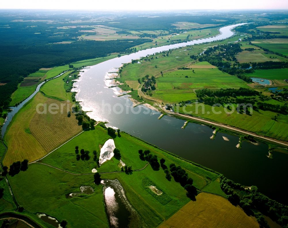 Aerial photograph Elbe-Parey - River Elbe in the borough of Elbe-Parey in the state of Saxony-Anhalt. On the Elbe riverbank, several small hamlets and villages, fields and creeks are located. The landscape is characterised by the river Elbe and the Elbe-Havel-Canal