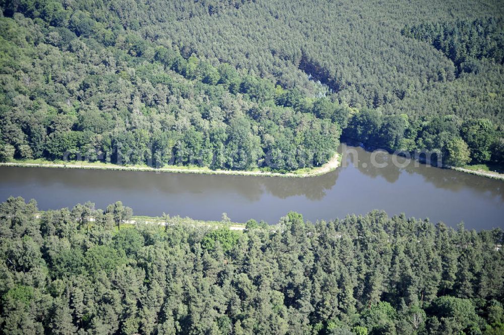 Genthin from the bird's eye view: Blick über den Elbe-Havel-Kanal von Süd nach Nord. Flussverlauf von Seedorf über Genthin bis Kader Schleuse. View over the Elbe-Havel-Canal from south to north.