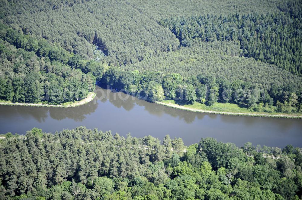 Aerial image Genthin - Blick über den Elbe-Havel-Kanal von Süd nach Nord. Flussverlauf von Seedorf über Genthin bis Kader Schleuse. View over the Elbe-Havel-Canal from south to north.