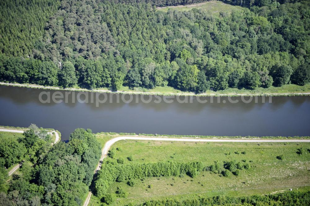 Genthin from the bird's eye view: Blick über den Elbe-Havel-Kanal von Süd nach Nord. Flussverlauf von Seedorf über Genthin bis Kader Schleuse. View over the Elbe-Havel-Canal from south to north.